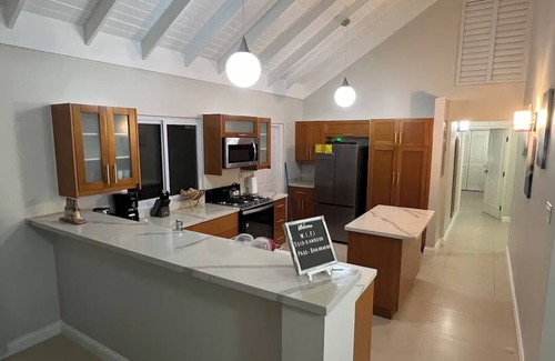 Barbican Apartment | Your Kingston stay with WiFi, AC and more!