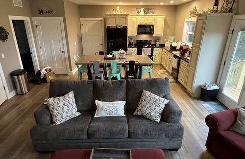 Bronston House | YOUR LAKE ESCAPE AWAITS.walk to Boat Ramp.sleeps 12, with plenty of parking
