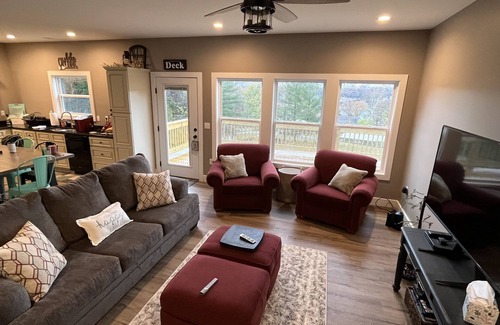 Bronston House | YOUR LAKE ESCAPE AWAITS.walk to Boat Ramp.sleeps 12, with plenty of parking