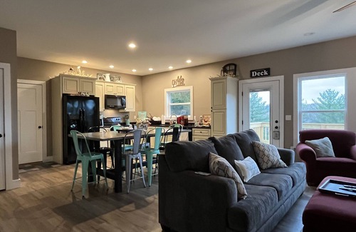 Bronston House | YOUR LAKE ESCAPE AWAITS.walk to Boat Ramp.sleeps 12, with plenty of parking