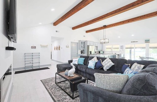 Quinlan House | Your Lakeside Destination - 3 Bedrooms, Lake Access