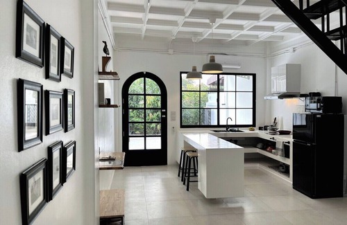 Chang Khlan House | Your Local Spacious 3-story Home, Rooftop views & King Beds near Night Bazaar