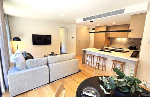 Hampton Apartment | Your luxe 2 bed Hampton Haven with parking