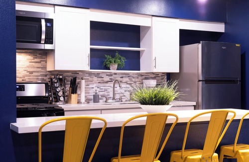 Hyde Park Apartment | Your Montrose Studios! Sleeps 26/13BR/13BA/13PA