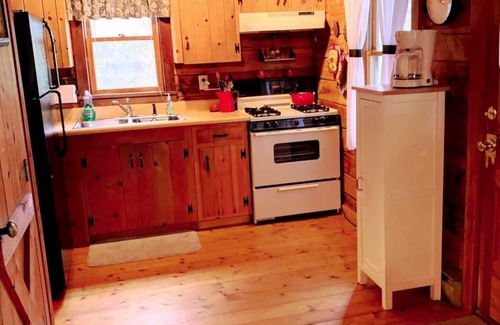 Tiger Cabin | Your Mountain Escape! Authentic log cabin. Comfortable, modern w/a creek too!