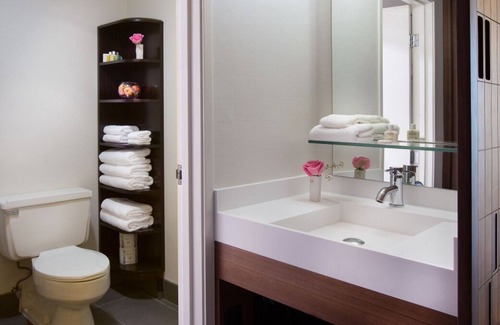 Wilburton House | Your Next Staycation is Here! Pets Allowed, Private Parking, Outdoor Pool