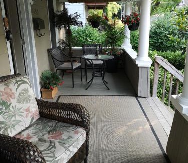 Silvertown Apartment | Your Oasis in Niagara Falls Canada
