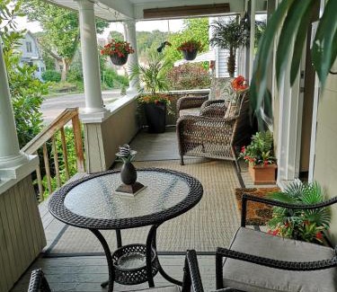 Silvertown Apartment | Your Oasis in Niagara Falls Canada