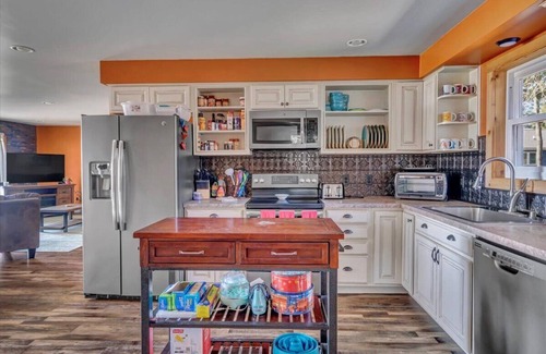 Jeddo House | YOUR OWN PRIVATE BEACH GETAWAY! Fantastic 3 Bed 2 Full Bath LAKE FRONT Home!