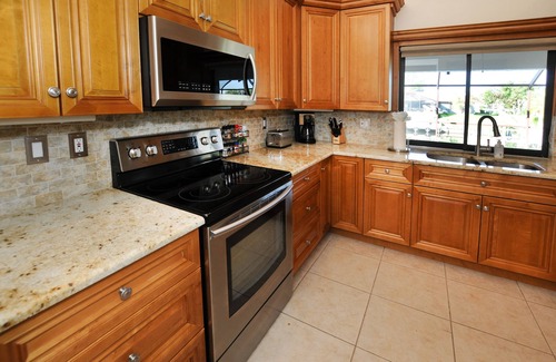 Caloosahatchee Villa | Your Perfect Getaway On The Canal With Heated Pool & Free Wifi