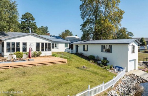 Jacksons' Gap House | Your Perfect Lakeside Retreat. 3 BR, 3.5 Bath. Breathtaking sunset views!