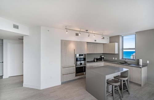 Hollywood South Central Beach Condo | Your Perfect Miami Escape – Steps from the Beach