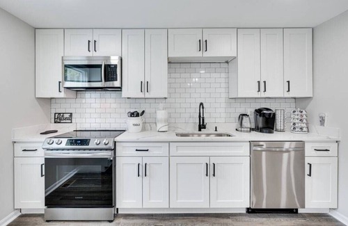 Herndon House | Your Private 4 BEDR, 3 LVL, Completely Renovated Home w/Attached 2-Car Garage