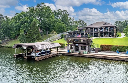 Mid America House | Your PRIVATE Hot Springs Lake Hamilton Vacation Paradise