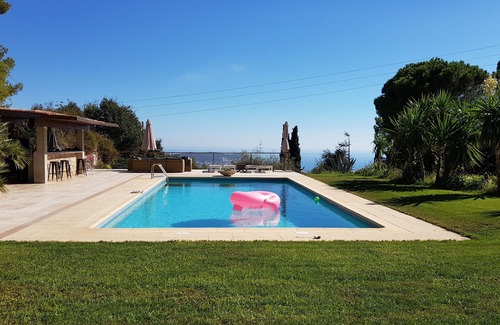 Gairaut House | Your sea view villa with private swimming pool and tennis court