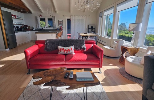 Arch Cape House | Your search is over - 180° views, A/C, Pet friendly, Luxury - Right on the sand