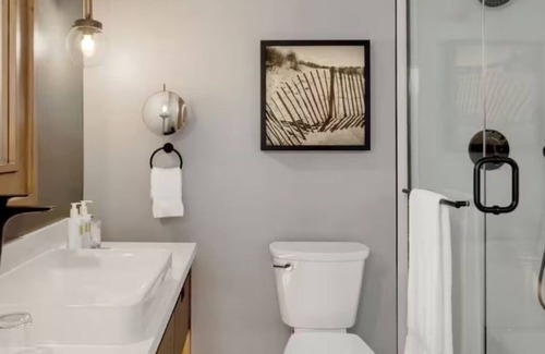 Goat Island Hotel | Your Seaside Retreat! Onsite Pool, Fitness Center, Near Downtown Shopping!