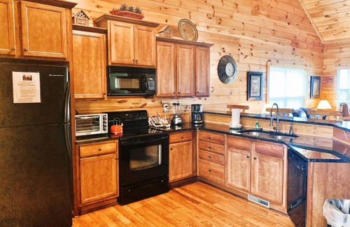 Cleveland Cabin | Your Slice of Paradise! Stunning Views, Hot Tub, Firepit, & Ping Pong!