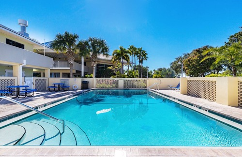 Ruskin Apartment | Your stay on the Bay! Unit 609