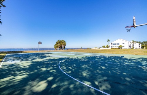 Ruskin Apartment | Your stay on the Bay! Unit 609