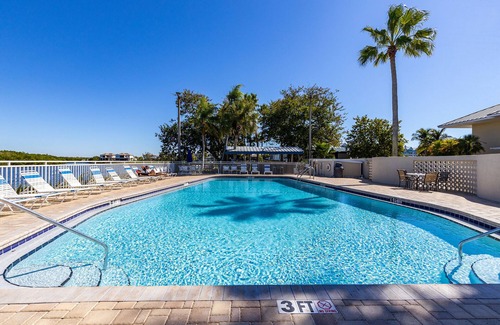 Ruskin Apartment | Your stay on the Bay! Unit 609