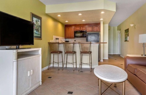 West Kissimmee Hotel | Your Stylish Disney Retreat! Swimming Pool, Free Shuttle, Full Kitchen!