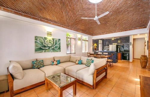 Hidalgo House | Your Tropical Paradise Getaway