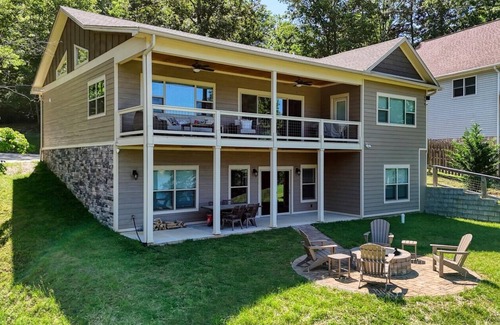 Blairsville House | Your Ultimate Lake Nottely Escape - Waterfront, Wineries, & Firelit Nights!