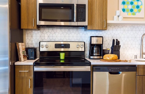 Riverside Apartment | Your Unbeatable 2 Bed Travel Apartment is Steps Away from World-Class Shopping