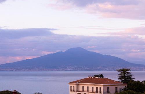 Sorrento City Centre Apartment | YourHome - Olly House