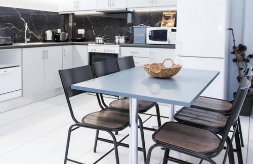 Ilioupoli Apartment | Ypsilon IconicAthensHome