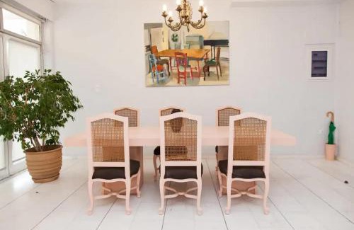 Ilioupoli Apartment | Ypsilon IconicAthensHome 140m2 Family & Pet Friendly Luxurious 3 bdm apt, Acropolis 10 min taxi drive for 8 euro, Quiet central neighborhood, shopping 2 min walk, fast wifi, free parking, Park with running track, across the street