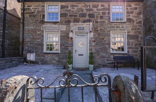 Rhiwbryfdir House | Yr Hen Dy Capel