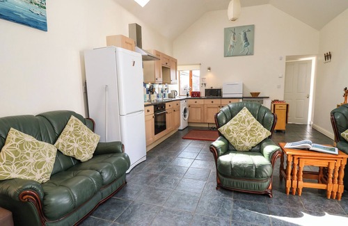 Carmarthen Cottage | YR HEN YSGUBOR, pet friendly, with a garden in St Clears