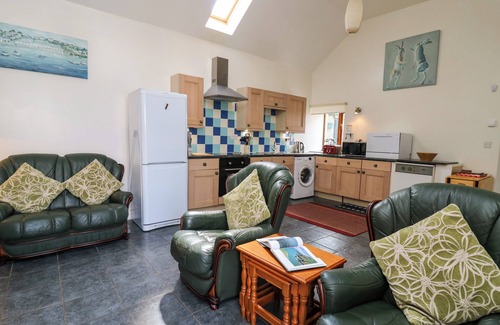 Carmarthen Cottage | YR HEN YSGUBOR, pet friendly, with a garden in St Clears