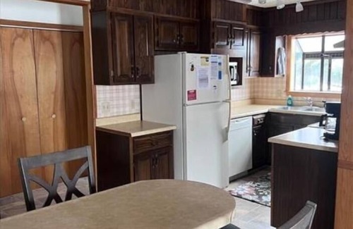Timberline House | YR10- Close to Timberline! Pet Friendly! Hot tub!