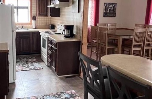 Timberline House | YR10- Close to Timberline! Pet Friendly! Hot tub!