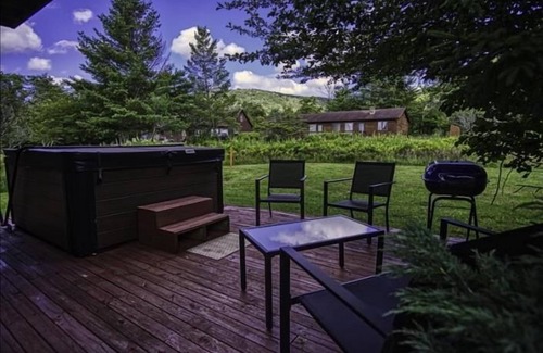 Timberline House | YR10- Close to Timberline! Pet Friendly! Hot tub!
