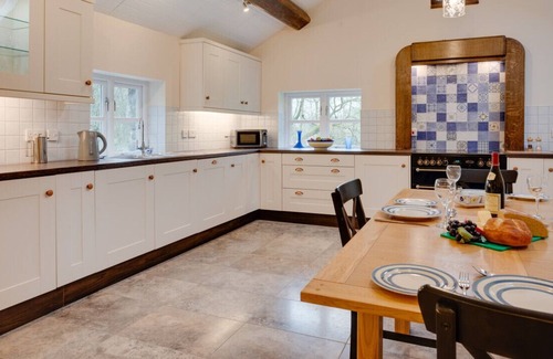 Cwm-twrch Isaf House | Ysgubor Glyn - Two Bedroom House, Sleeps 4