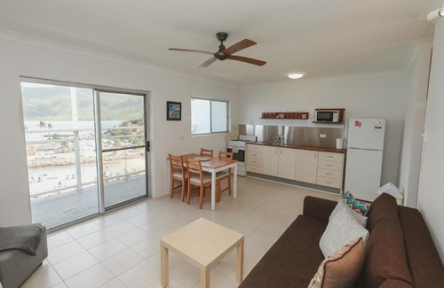 Shute Harbour Apartment | Yuengee Villas