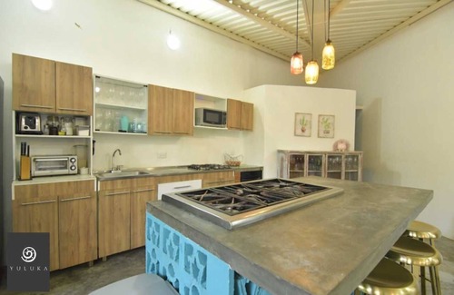 Apulo Hotel | YULUKA HOSTEL