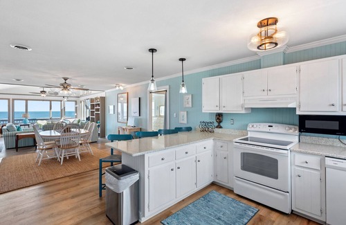 South Nags Head House | Zane's Beach House: Oceanfront, Spa, Dog Friendly