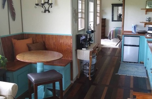 Kerrville Cottage | Zannabella -Valley View Lodge - scenic views-breakfast included