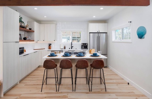 Mission Beach House | Zanzibar Retreat | 2BR Walk to Beach! + Courtyard