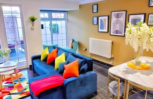 Portsmouth Apartment | Zayd - Cozy Garden, Gunwharf Quays, Portsmouth Harbour Train Station, Close parking, Sleeps 1-8 Comfortably