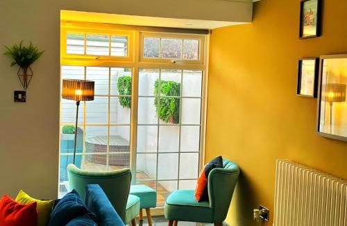 Portsmouth Apartment | Zayd - Cozy Garden, Gunwharf Quays, Portsmouth Harbour Train Station, Close parking, Sleeps 1-8 Comfortably
