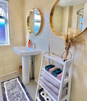 Portsmouth Apartment | Zayd - Cozy Garden, Gunwharf Quays, Portsmouth Harbour Train Station, Close parking, Sleeps 1-8 Comfortably