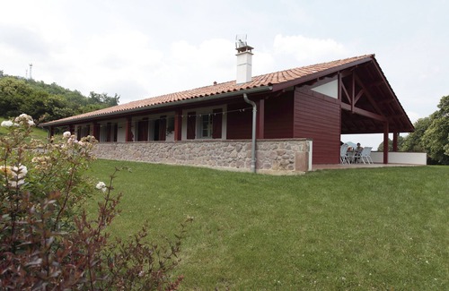 Saint-Jean-Pied-de-Port Villa | ZAZPIAK BAT 20 People/7 Rooms