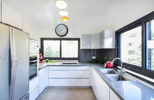 Tel Aviv City Center Apartment | Zebra's Stripe by HolyGuest
