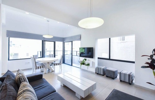 Tel Aviv City Center Apartment | Zebra's Stripe by HolyGuest